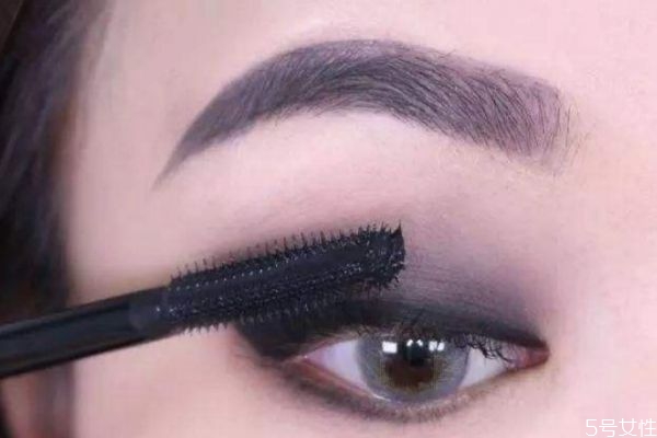 煙熏妝什么顏色好 畫煙熏妝的注意事項(xiàng) 煙熏妝什么顏色好 畫煙熏妝的注意事項(xiàng)