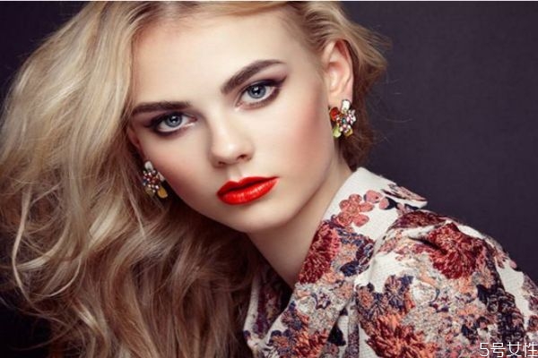 煙熏妝有哪幾個(gè)特點(diǎn) 煙熏妝適合什么場(chǎng)合 煙熏妝有哪幾個(gè)特點(diǎn) 煙熏妝適合什么場(chǎng)合