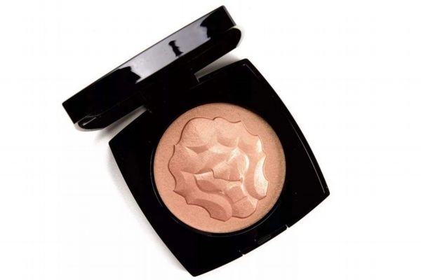 淡妝打高光會(huì)很夸張嗎 高光往哪里涂好看 淡妝打高光會(huì)很夸張嗎 高光往哪里涂好看