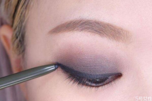 單眼皮煙熏妝要用什么眼影 畫(huà)單眼皮煙熏妝的注意事項(xiàng)