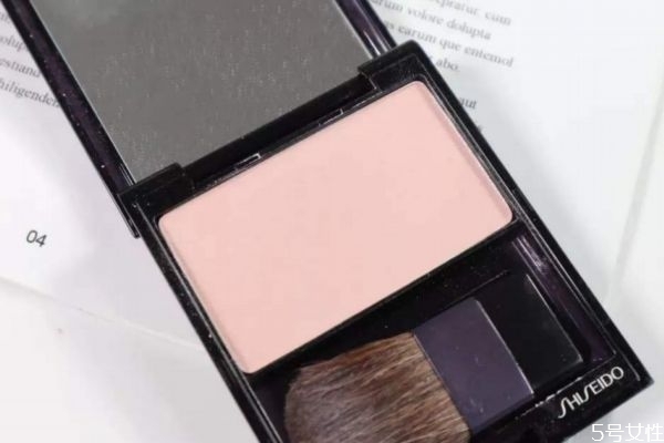 淡妝打高光會(huì)很夸張嗎 高光往哪里涂好看 淡妝打高光會(huì)很夸張嗎 高光往哪里涂好看