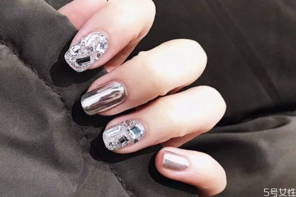 指甲油需要用燈烤嗎 指甲油不用烤燈小妙招 指甲油需要用燈烤嗎 指甲油不用烤燈小妙招