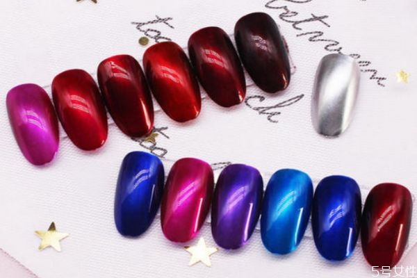 指甲油可以烤美甲燈嗎 普通指甲油可以照燈嗎 指甲油可以烤美甲燈嗎 普通指甲油可以照燈嗎