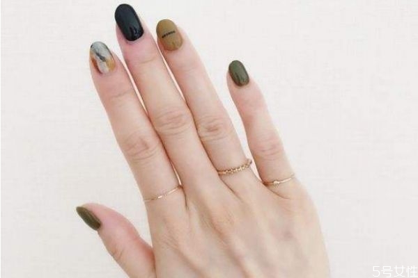 指甲油需要用燈烤嗎 指甲油不用烤燈小妙招 指甲油需要用燈烤嗎 指甲油不用烤燈小妙招