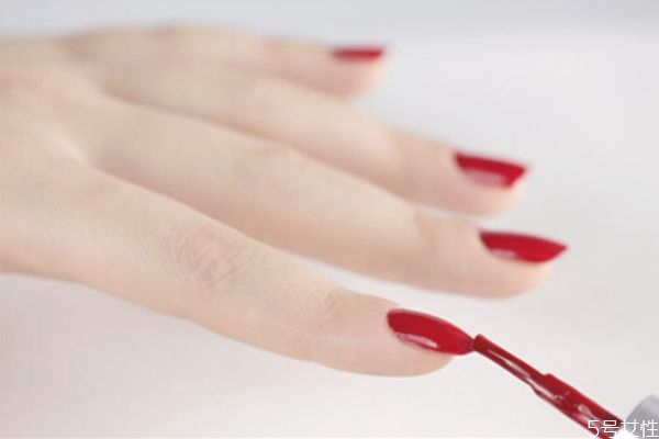 指甲油放久了干了怎么辦 為什么指甲油要涂底油 指甲油放久了干了怎么辦 為什么指甲油要涂底油