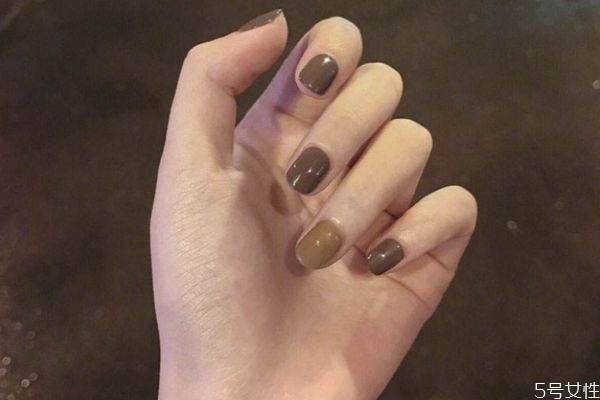 美甲不亮了怎樣補(bǔ)救 美甲最后一層涂的是什么 美甲不亮了怎樣補(bǔ)救 美甲最后一層涂的是什么