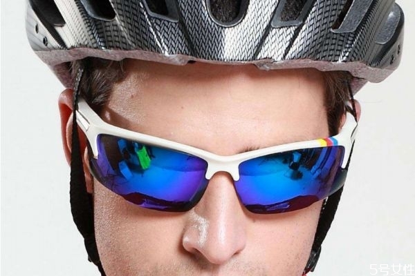 運動眼鏡度數(shù)如何配 運動眼鏡和普通眼鏡的區(qū)別 運動眼鏡度數(shù)如何配 運動眼鏡和普通眼鏡的區(qū)別