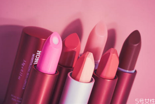 口紅開了兩年還能用嗎 過(guò)期的口紅可以當(dāng)腮紅嗎 口紅開了兩年還能用嗎 過(guò)期的口紅可以當(dāng)腮紅嗎