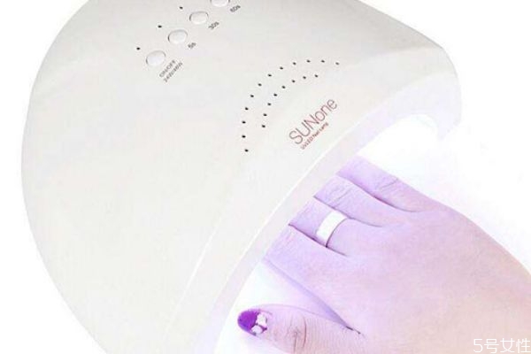 貼甲片的膠水怎么溶解 美甲沒(méi)有解膠劑怎么卸甲片 貼甲片的膠水怎么溶解 美甲沒(méi)有解膠劑怎么卸甲片