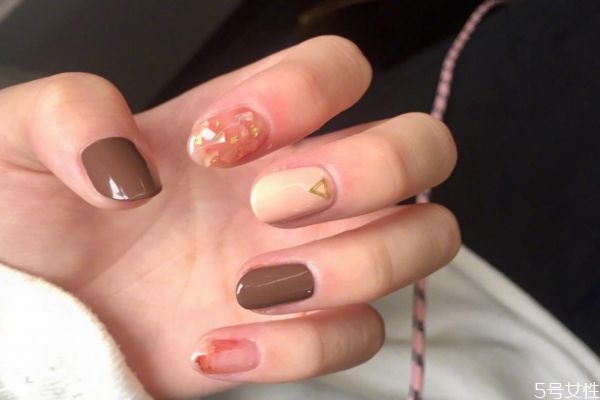 透明指甲油可以當(dāng)封層嗎 普通的指甲油能封層嗎 透明指甲油可以當(dāng)封層嗎 普通的指甲油能封層嗎