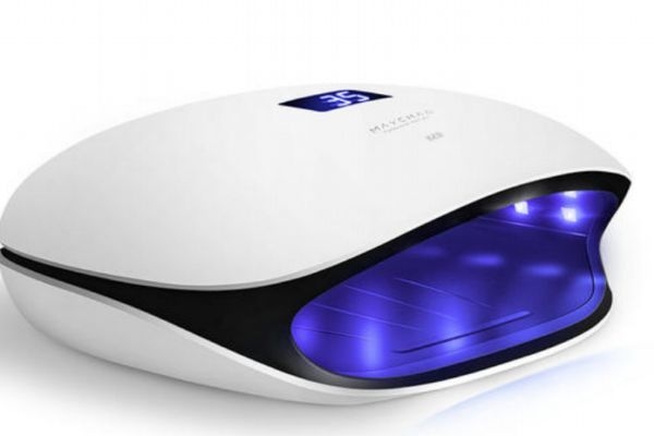 指甲油可以烤美甲燈嗎 普通指甲油可以照燈嗎 指甲油可以烤美甲燈嗎 普通指甲油可以照燈嗎