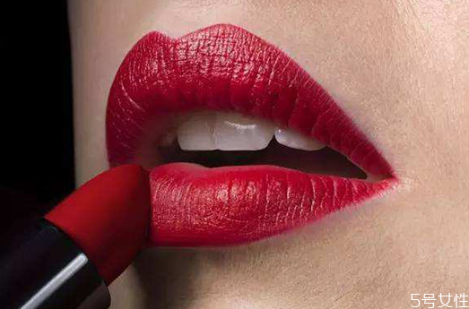 學生多少歲可以涂口紅 女生一般多大可以化妝 學生多少歲可以涂口紅 女生一般多大可以化妝