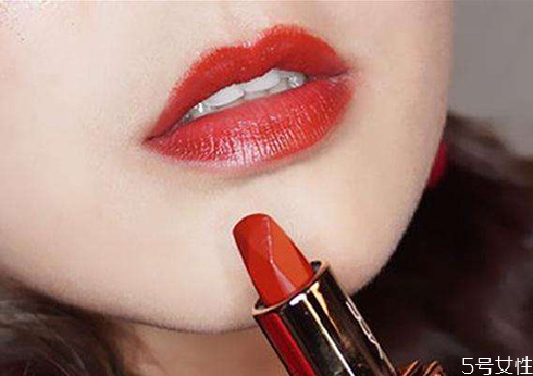 學生多少歲可以涂口紅 女生一般多大可以化妝 學生多少歲可以涂口紅 女生一般多大可以化妝