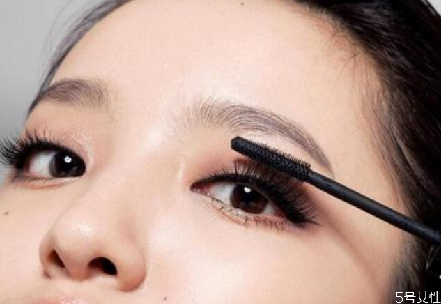 睫毛膏干了可以加爽膚水嗎 睫毛膏干了有什么妙招 睫毛膏干了可以加爽膚水嗎 睫毛膏干了有什么妙招