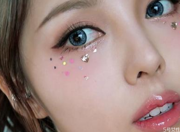 亮片眼影干了怎么辦 眼影亮片怎么粘上去 亮片眼影干了怎么辦 眼影亮片怎么粘上去