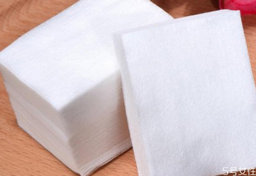 化妝棉不會把爽膚水都吸走嗎 化妝棉軟的好還是硬的好 化妝棉不會把爽膚水都吸走嗎 化妝棉軟的好還是硬的好