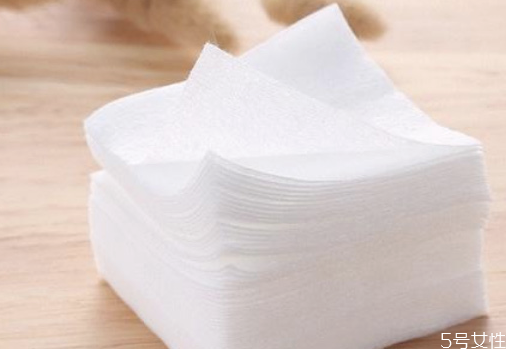 可以用化妝棉涂面霜嗎 化妝棉怎么使用效果最好 可以用化妝棉涂面霜嗎 化妝棉怎么使用效果最好