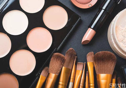 化妝刷能用美妝蛋清洗液洗嗎 化妝刷變硬的原因 化妝刷能用美妝蛋清洗液洗嗎 化妝刷變硬的原因