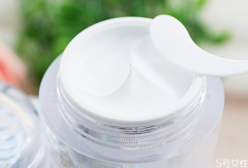 素顏霜為什么擦不開 素顏霜用手涂還是用粉撲涂 素顏霜為什么擦不開 素顏霜用手涂還是用粉撲涂