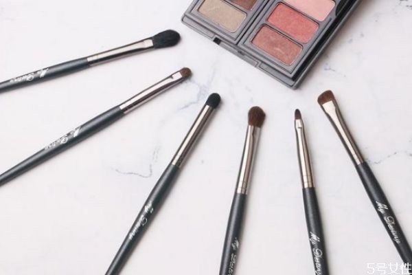 化妝刷有必要買嗎 化妝沒有刷子怎么辦 化妝刷有必要買嗎 化妝沒有刷子怎么辦