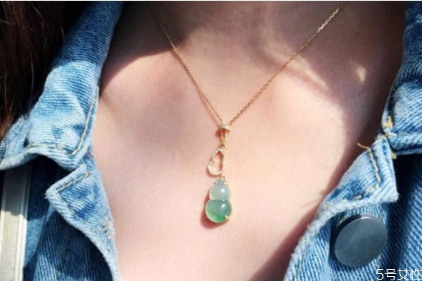 項(xiàng)鏈長了怎么收短 項(xiàng)鏈太長怎么變短小妙招