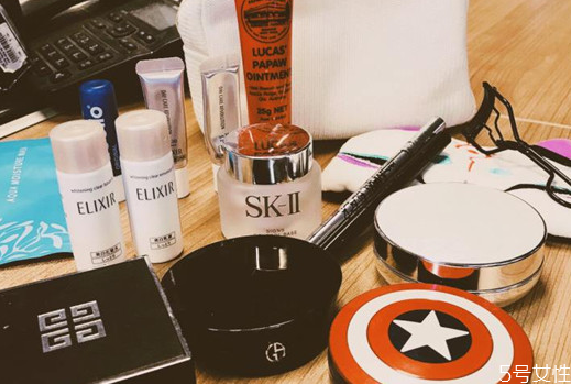 女生化妝包里有什么 女生出門必備物品 女生化妝包里有什么 女生出門必備物品