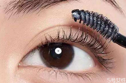 卸睫毛膏進(jìn)眼睛怎么辦 怎么卸睫毛膏不進(jìn)眼睛 卸睫毛膏進(jìn)眼睛怎么辦 怎么卸睫毛膏不進(jìn)眼睛