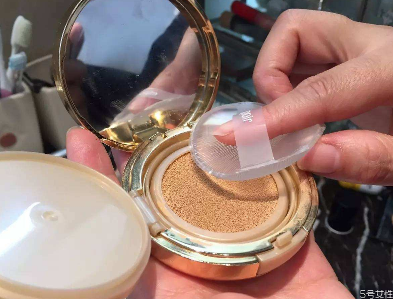 硅膠粉撲怎么涂粉底 硅膠粉撲涂粉底注意事項 硅膠粉撲怎么涂粉底 硅膠粉撲涂粉底注意事項