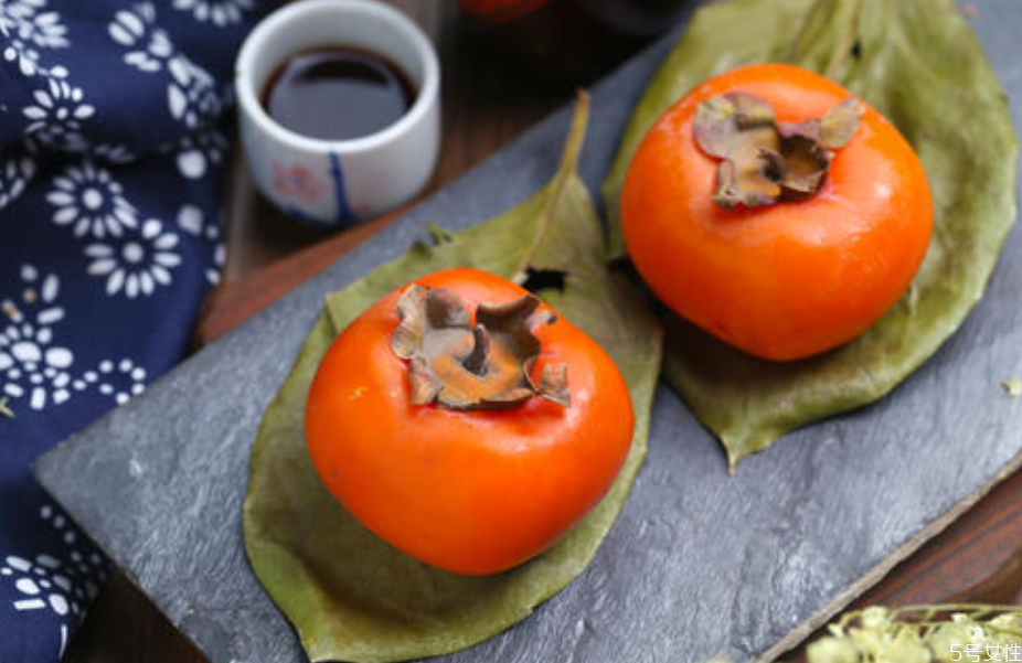 柿子可以空腹吃嗎 柿子為什么要用鹽水泡 柿子可以空腹吃嗎 柿子為什么要用鹽水泡