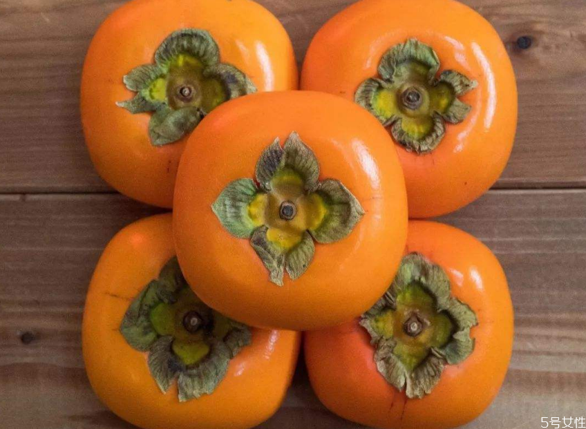 柿子可以空腹吃嗎 柿子為什么要用鹽水泡 柿子可以空腹吃嗎 柿子為什么要用鹽水泡