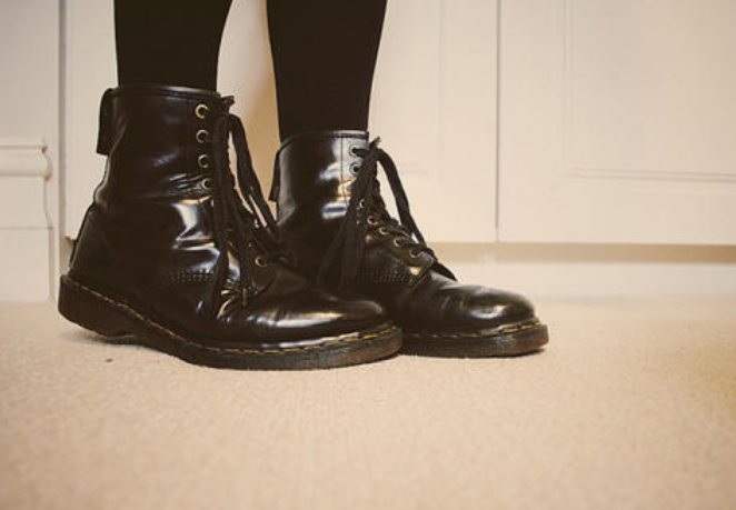 馬丁靴為什么穿著顯腳大 哪些鞋子穿著容易顯腳大 馬丁靴為什么穿著顯腳大 哪些鞋子穿著容易顯腳大