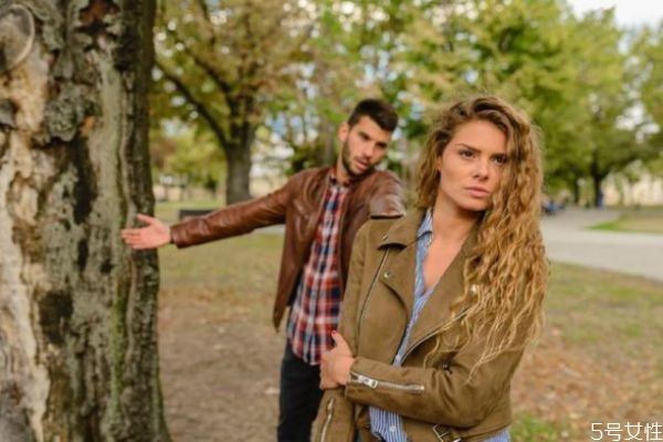 夫妻吵架冷戰(zhàn)該怎么辦 和老婆吵架后冷戰(zhàn)怎么辦 夫妻吵架冷戰(zhàn)該怎么辦 和老婆吵架后冷戰(zhàn)怎么辦