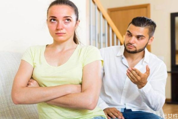 夫妻吵架冷戰(zhàn)該怎么辦 和老婆吵架后冷戰(zhàn)怎么辦 夫妻吵架冷戰(zhàn)該怎么辦 和老婆吵架后冷戰(zhàn)怎么辦