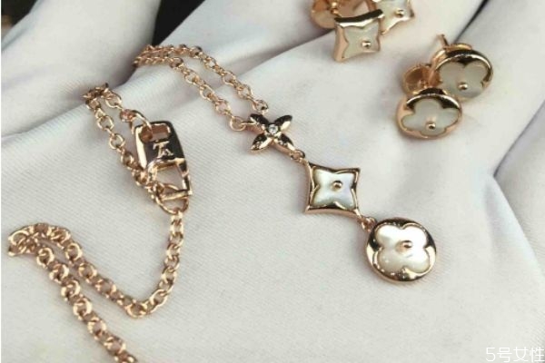 lv項(xiàng)鏈?zhǔn)裁床馁|(zhì)做的 lv的項(xiàng)鏈為什么這么貴 lv項(xiàng)鏈?zhǔn)裁床馁|(zhì)做的 lv的項(xiàng)鏈為什么這么貴