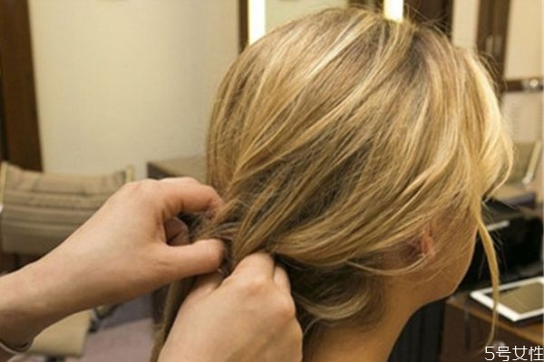 沒有吹風(fēng)機(jī)怎么讓頭發(fā)蓬松 讓頭發(fā)蓬松的竅門 沒有吹風(fēng)機(jī)怎么讓頭發(fā)蓬松 讓頭發(fā)蓬松的竅門