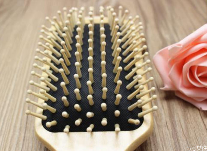 氣墊梳和普通梳子有什么區(qū)別 氣墊梳有什么作用 氣墊梳和普通梳子有什么區(qū)別 氣墊梳有什么作用