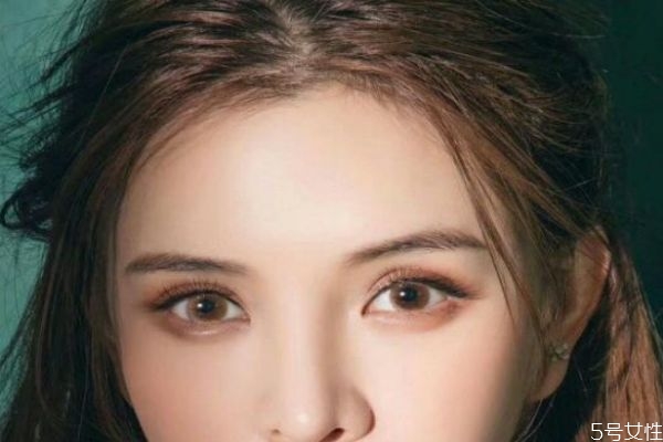 眼睛小了怎么戴美瞳 戴美瞳時(shí)老眨眼怎么辦 眼睛小了怎么戴美瞳 戴美瞳時(shí)老眨眼怎么辦