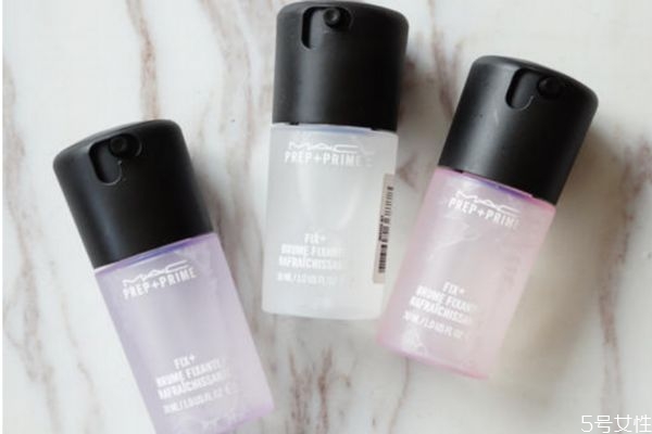 用了定妝噴霧還要用粉餅嗎 冬天用散粉還是定妝噴霧 用了定妝噴霧還要用粉餅嗎 冬天用散粉還是定妝噴霧