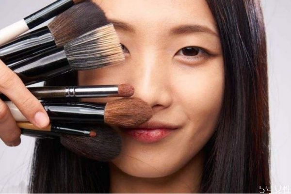 補(bǔ)妝用什么補(bǔ)好 如何補(bǔ)妝自然不卡粉 補(bǔ)妝用什么補(bǔ)好 如何補(bǔ)妝自然不卡粉