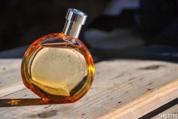 屋里打碎香水如何除味 香水噴多了如何快速去除 屋里打碎香水如何除味 香水噴多了如何快速去除
