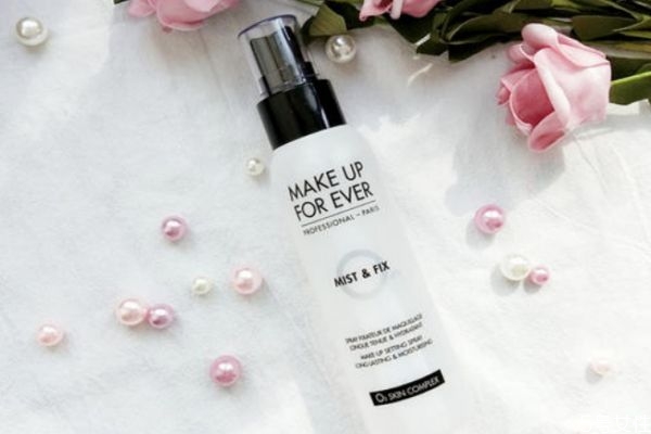 用完定妝噴霧還要用散粉嗎 散粉和定妝噴霧哪個(gè)先用 用完定妝噴霧還要用散粉嗎 散粉和定妝噴霧哪個(gè)先用