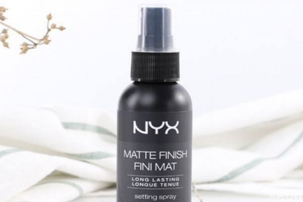 用完定妝噴霧還要用散粉嗎 散粉和定妝噴霧哪個(gè)先用 用完定妝噴霧還要用散粉嗎 散粉和定妝噴霧哪個(gè)先用