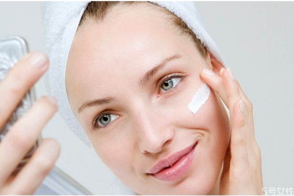 油性皮膚怎么化妝不脫妝 油性皮膚化妝的正確步驟 油性皮膚怎么化妝不脫妝 油性皮膚化妝的正確步驟