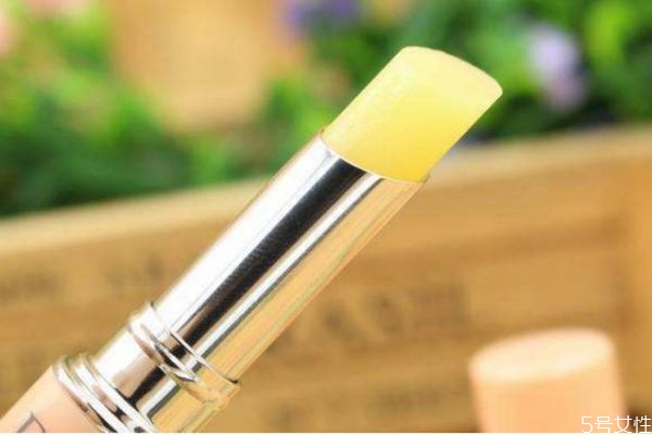 一天最多涂幾次唇膏 潤唇膏什么時(shí)候涂最好