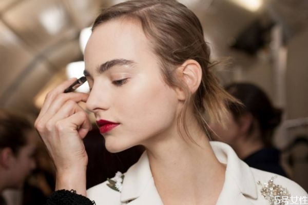 化妝后能熱氣蒸臉嗎 蒸臉的注意事項(xiàng) 化妝后能熱氣蒸臉嗎 蒸臉的注意事項(xiàng)