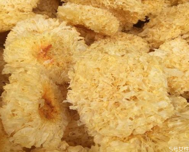 如何挑選優(yōu)質(zhì)銀耳 干銀耳什么顏色的最好 如何挑選優(yōu)質(zhì)銀耳 干銀耳什么顏色的最好