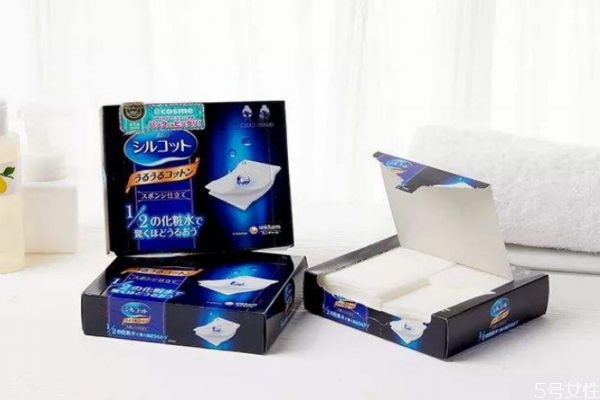 化妝棉會(huì)把爽膚水吸走嗎 擦爽膚水一定要用化妝棉嗎 化妝棉會(huì)把爽膚水吸走嗎 擦爽膚水一定要用化妝棉嗎
