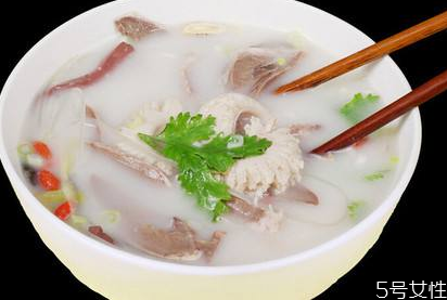 羊肉湯用冷水還是熱水 羊肉湯的家常做法 羊肉湯用冷水還是熱水 羊肉湯的家常做法