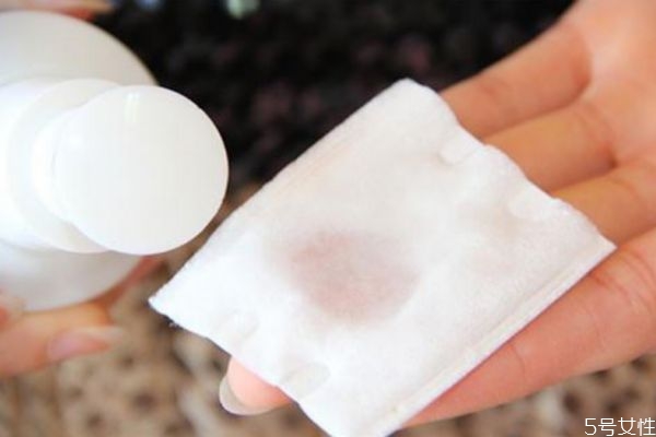 化妝棉會(huì)把爽膚水吸走嗎 擦爽膚水一定要用化妝棉嗎 化妝棉會(huì)把爽膚水吸走嗎 擦爽膚水一定要用化妝棉嗎