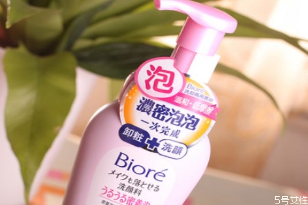 用卸妝洗面奶還用卸妝水嗎 用卸妝洗面奶可以洗干凈嗎 用卸妝洗面奶還用卸妝水嗎 用卸妝洗面奶可以洗干凈嗎